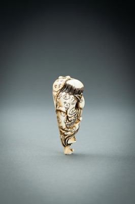 Lot 414 - YOSHINAGA: AN IVORY NETSUKE OF GAMA SENNIN, EDO PERIOD