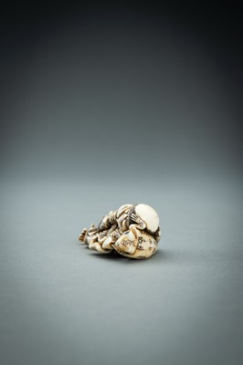 Lot 414 - YOSHINAGA: AN IVORY NETSUKE OF GAMA SENNIN, EDO PERIOD