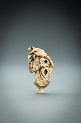 Lot 414 - YOSHINAGA: AN IVORY NETSUKE OF GAMA SENNIN, EDO PERIOD