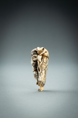 Lot 414 - YOSHINAGA: AN IVORY NETSUKE OF GAMA SENNIN, EDO PERIOD