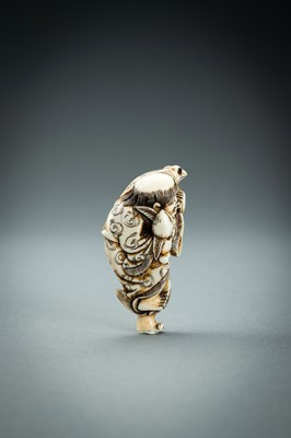 Lot 414 - YOSHINAGA: AN IVORY NETSUKE OF GAMA SENNIN, EDO PERIOD