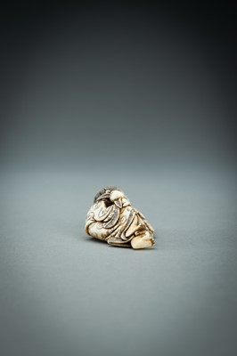Lot 414 - YOSHINAGA: AN IVORY NETSUKE OF GAMA SENNIN, EDO PERIOD