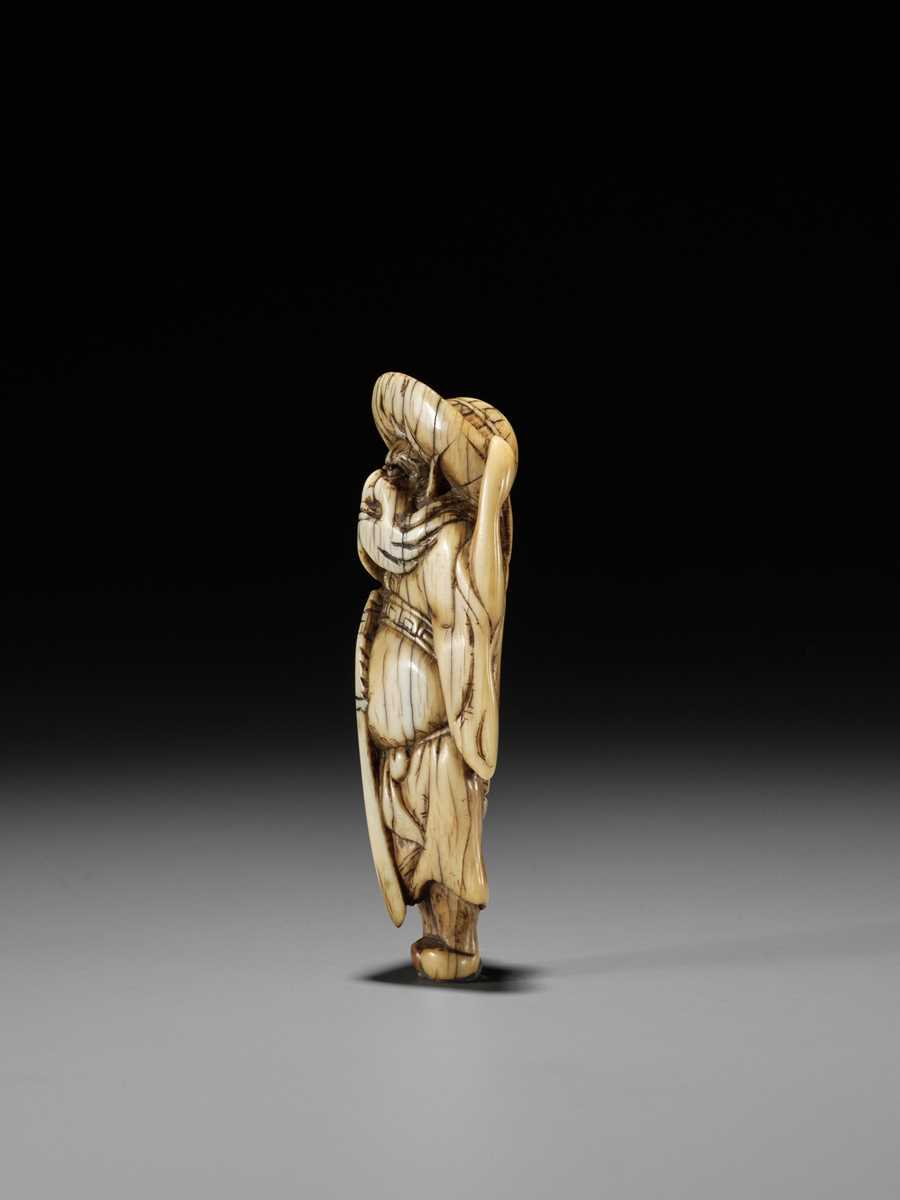 Lot 29 - A GOOD KYOTO SCHOOL IVORY NETSUKE OF SHOKI,