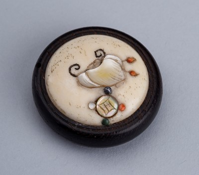 Lot 930 - A KAGAMIBUTA NETSUKE WITH AOGAI INLAYS, MEIJI