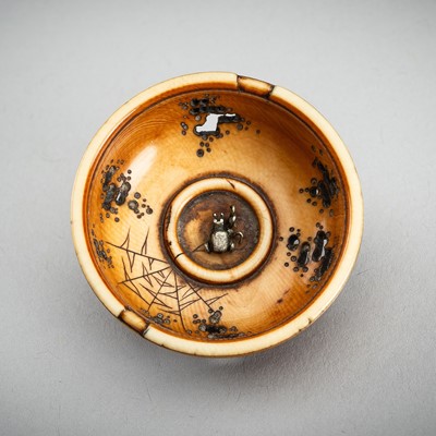 Lot 1369 - AN IVORY NETSUKE OF A STRAW HAT, EDO