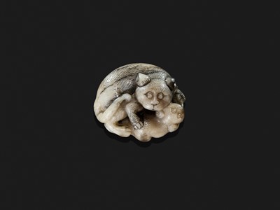 Lot 93 - A GRAY AND BLACK JADE ‘CAT AND YOUNG’ GROUP, CHINA, 17TH-18TH CENTURY
