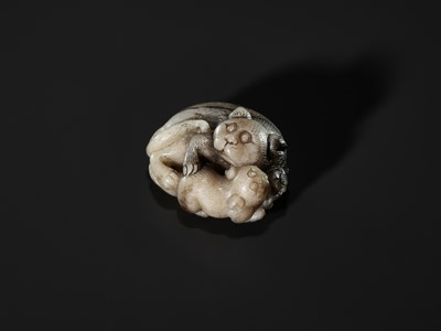Lot 93 - A GRAY AND BLACK JADE ‘CAT AND YOUNG’ GROUP, CHINA, 17TH-18TH CENTURY