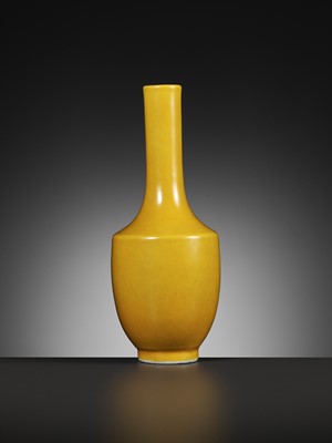 Lot 153 - AN IMPERIAL YELLOW-GLAZED MONOCHROME MALLET VASE, YONGZHENG MARK, QING DYNASTY