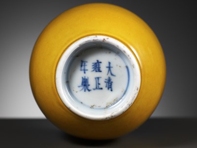 Lot 153 - AN IMPERIAL YELLOW-GLAZED MONOCHROME MALLET VASE, YONGZHENG MARK, QING DYNASTY