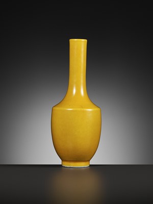 Lot 153 - AN IMPERIAL YELLOW-GLAZED MONOCHROME MALLET VASE, YONGZHENG MARK, QING DYNASTY