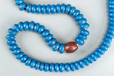 Lot 721 - A BRIGHT BLUE NAGALAND GLASS NECKLACE, c. 1900s