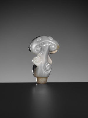 Lot 32 - A CAMEO AGATE OPENWORK 'LINGZHI' FINIAL, CHINA, 17th-18th CENTURY