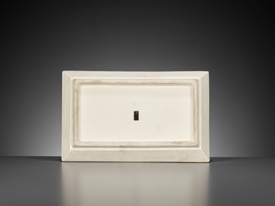 Lot 132 - SHIZAN: A MAGNIFICENT SATSUMA CERAMIC TRAY WITH TEMPLE SCENE