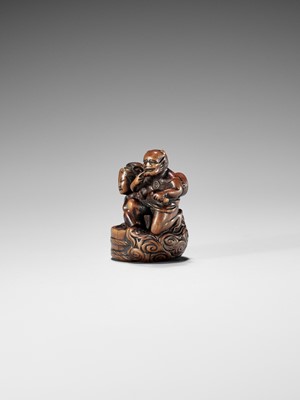 Lot 402 - HOMIN: A GOOD WOOD NETSUKE OF RAIJIN WITH BATHING WOMAN