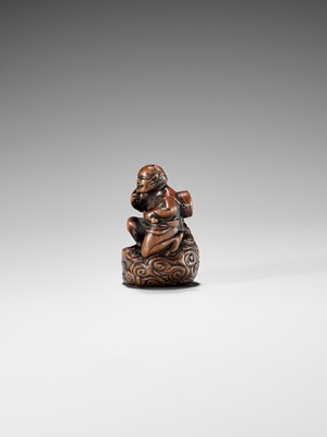 Lot 402 - HOMIN: A GOOD WOOD NETSUKE OF RAIJIN WITH BATHING WOMAN