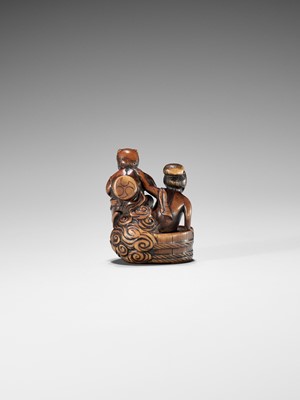 Lot 402 - HOMIN: A GOOD WOOD NETSUKE OF RAIJIN WITH BATHING WOMAN