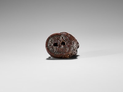 Lot 402 - HOMIN: A GOOD WOOD NETSUKE OF RAIJIN WITH BATHING WOMAN