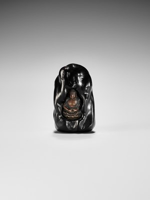 Lot 324 - A RARE METAL-INLAID UMIMATSU NETSUKE DEPICTING BUDDHA AMITABHA WITHIN A GROTTO