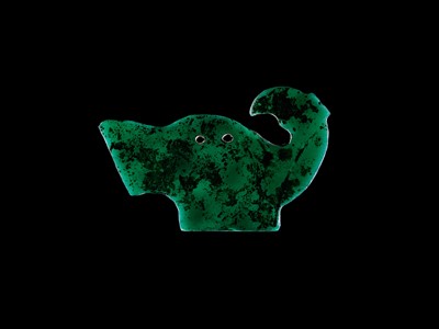 Lot 34 - A RARE GREEN GLASS ‘BIRD’ PENDANT, HAN DYNASTY