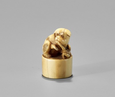 Lot 732 - A MINIATURE IVORY SEAL NETSUKE OF A PUPPY WITH FROG