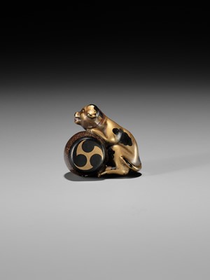 Lot 405 - A CHARMING GOLD LACQUER NETSUKE OF A DOG WITH DRUM