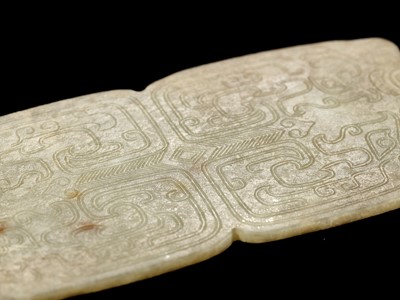 Lot 1042 - AN IMPORTANT YELLOW JADE ‘DOUBLE-BEAR’ ORNAMENTAL SEAL AND RITUAL PLAQUE, SPRING AND AUTUMN PERIOD, CHINA, CIRCA 770 TO 481 BC