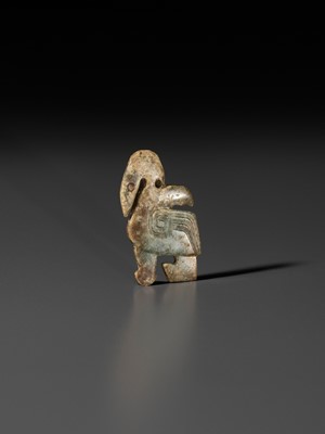 Lot 1027 - A 'TWO-FACE' JADE PENDANT DEPICTING A MYTHICAL WATERBIRD, LATE SHANG TO WESTERN ZHOU DYNASTY