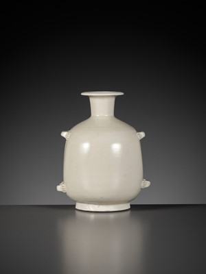 Lot 71 - A XINGYAO WHITE-GLAZED BOTTLE VASE, FIVE DYNASTIES TO NORTHERN SONG DYNASTY