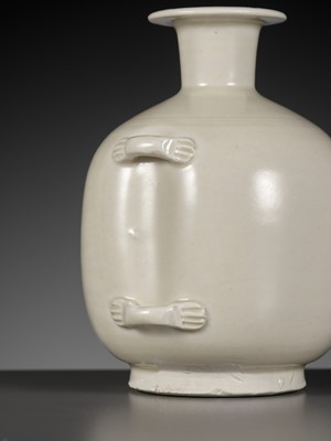 Lot 154 - A XINGYAO WHITE-GLAZED BOTTLE VASE, FIVE DYNASTIES TO NORTHERN SONG DYNASTY