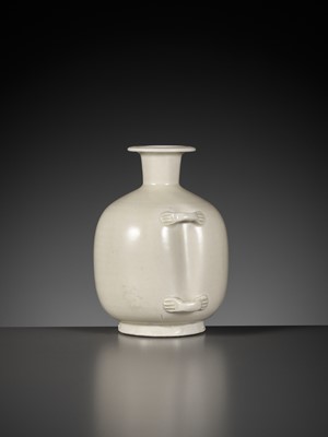 Lot 71 - A XINGYAO WHITE-GLAZED BOTTLE VASE, FIVE DYNASTIES TO NORTHERN SONG DYNASTY