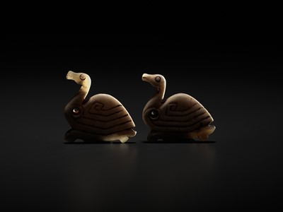 Lot 47 - AN EXTREMELY RARE PAIR OF JADE ‘GEESE’ PENDANTS, SHANG DYNASTY