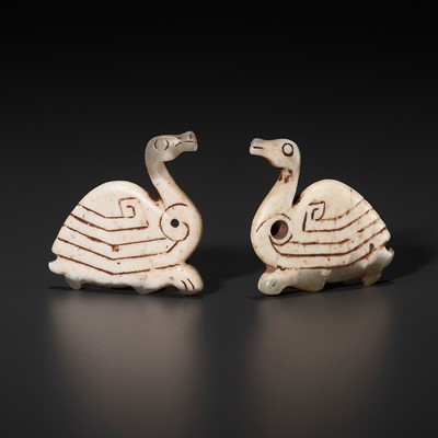 Lot 1024 - AN EXTREMELY RARE PAIR OF JADE ‘GEESE’ PENDANTS, SHANG DYNASTY