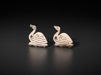 Lot 47 - AN EXTREMELY RARE PAIR OF JADE ‘GEESE’ PENDANTS, SHANG DYNASTY