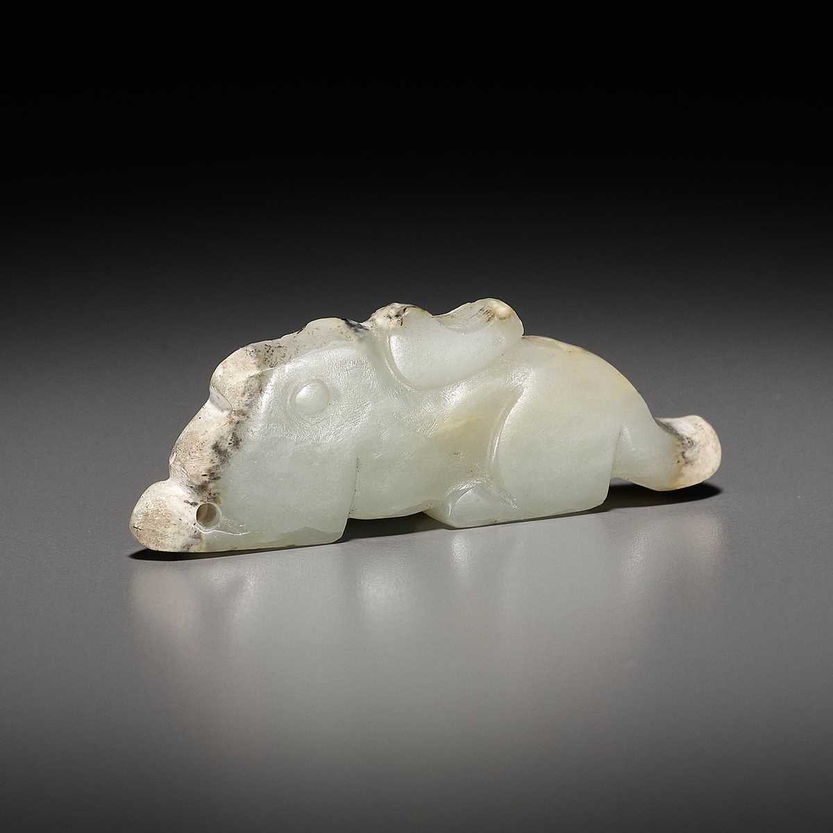 Lot 49 - A JADE ‘RABBIT’ PENDANT, LATE SHANG TO EARLY WESTERN ZHOU DYNASTY
