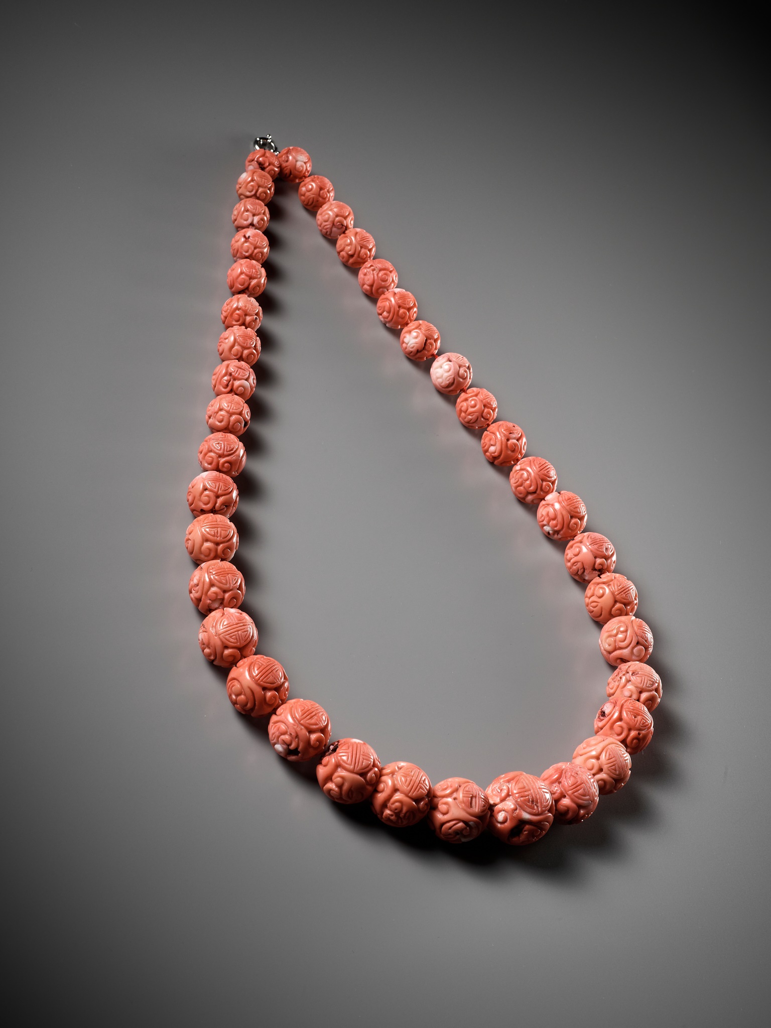 Lot 277 - A NECKLACE WITH CORAL BEADS, CHINA, LATE