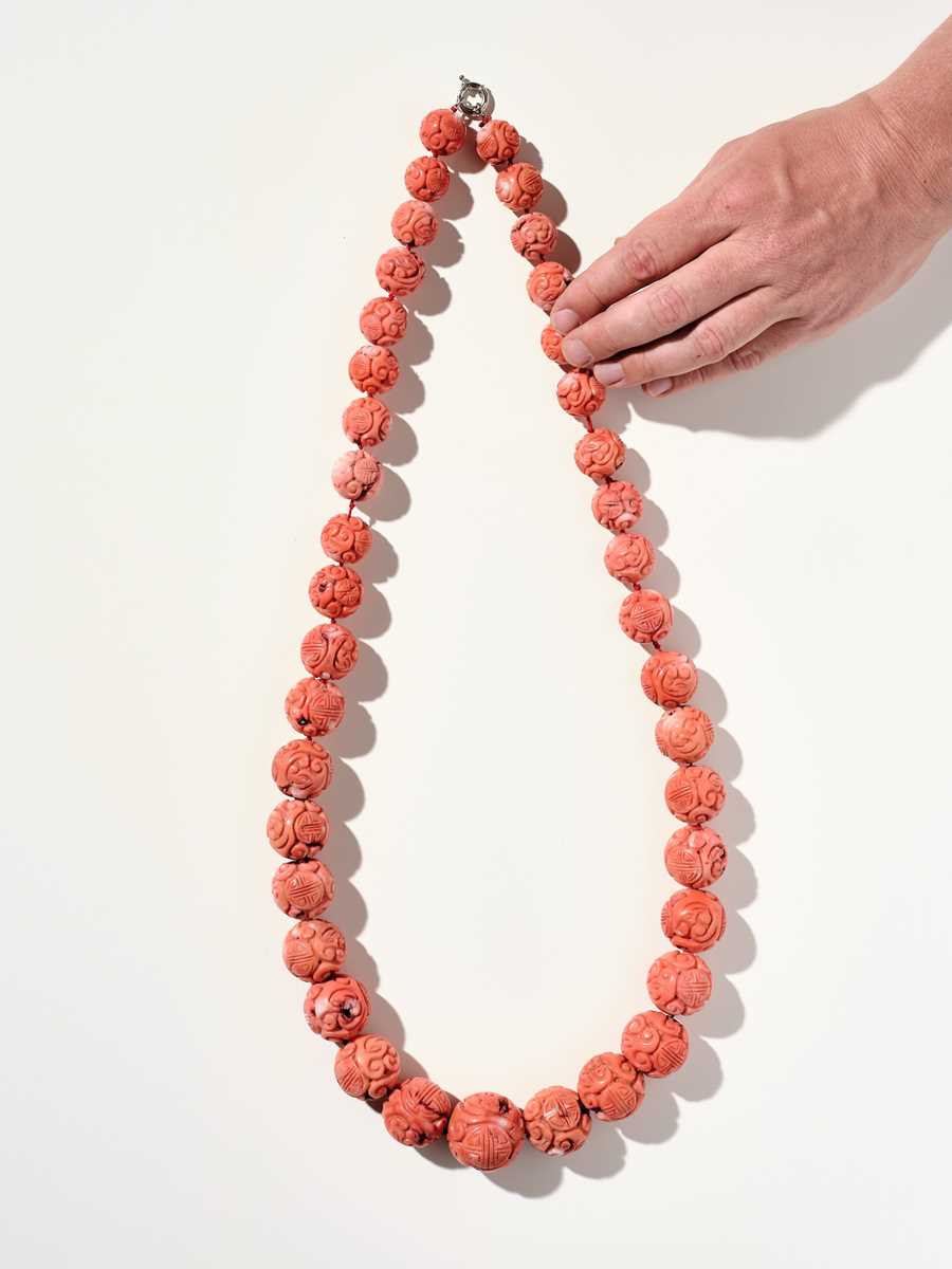 Lot 277 - A NECKLACE WITH CORAL BEADS, CHINA, LATE