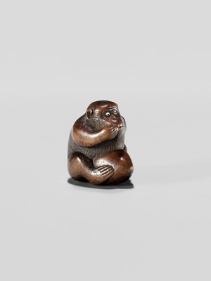 Lot 344 - A WOOD NETSUKE OF A MONKEY EATING A PEACH, ATTRIBUTED TO MIWA