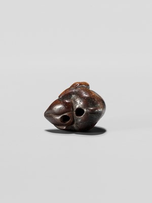 Lot 344 - A WOOD NETSUKE OF A MONKEY EATING A PEACH, ATTRIBUTED TO MIWA