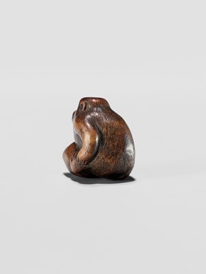 Lot 344 - A WOOD NETSUKE OF A MONKEY EATING A PEACH, ATTRIBUTED TO MIWA