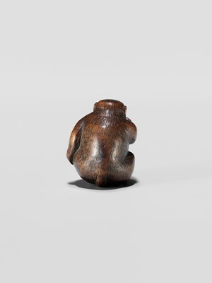 Lot 344 - A WOOD NETSUKE OF A MONKEY EATING A PEACH, ATTRIBUTED TO MIWA