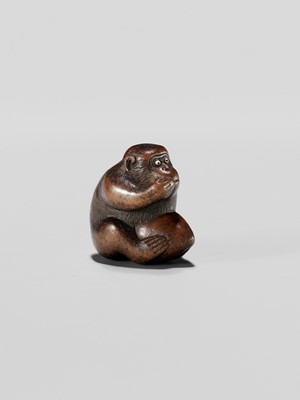 Lot 344 - A WOOD NETSUKE OF A MONKEY EATING A PEACH, ATTRIBUTED TO MIWA