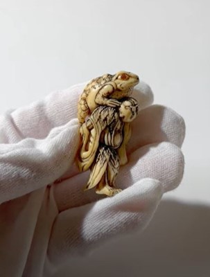 Lot 358 - AN AMUSING IVORY NETSUKE OF GAMA SENNIN ATTRIBUTED TO MASAKAZU