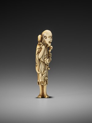 Lot 322 - A RARE IVORY NETSUKE OF A SENNIN WITH ONI