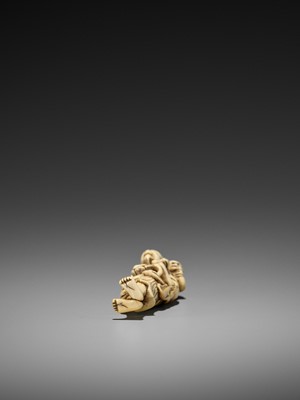 Lot 322 - A RARE IVORY NETSUKE OF A SENNIN WITH ONI