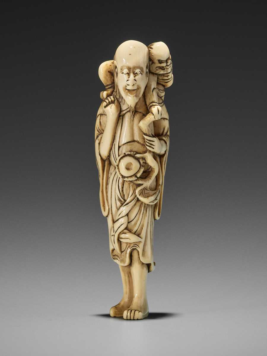 Lot 322 - A RARE IVORY NETSUKE OF A SENNIN WITH ONI