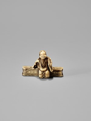 Lot 384 - A FINE SMALL IVORY NETSUKE OF SOTOBA KOMACHI