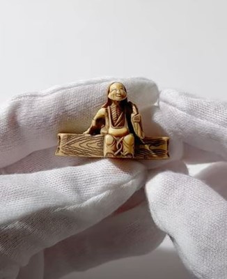Lot 384 - A FINE SMALL IVORY NETSUKE OF SOTOBA KOMACHI