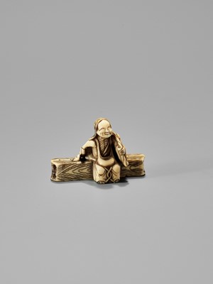 Lot 384 - A FINE SMALL IVORY NETSUKE OF SOTOBA KOMACHI