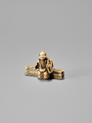 Lot 384 - A FINE SMALL IVORY NETSUKE OF SOTOBA KOMACHI