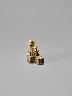 Lot 384 - A FINE SMALL IVORY NETSUKE OF SOTOBA KOMACHI
